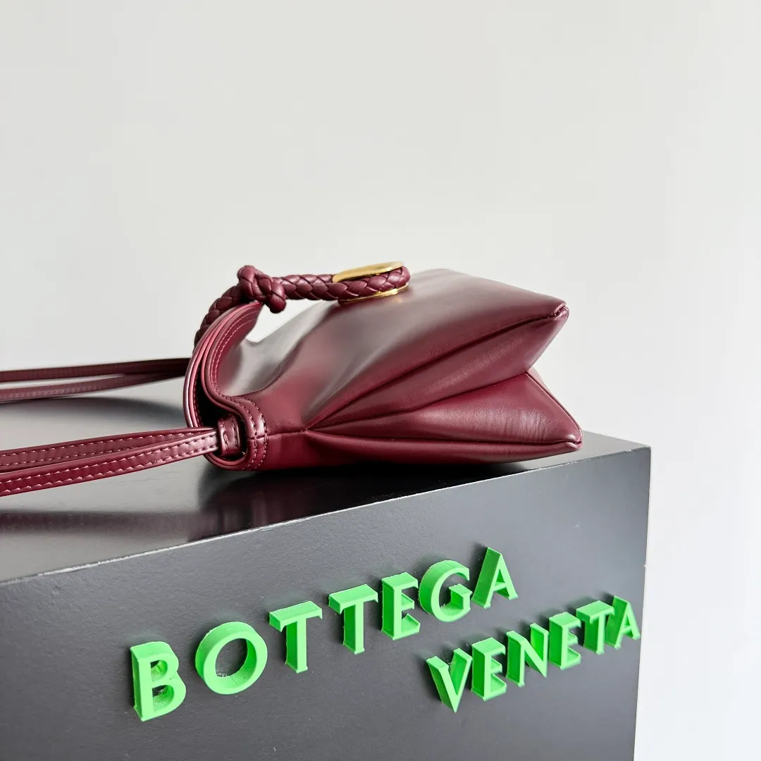 Batch 1520 BOTTEGA VENETA 2025 women's mini LIBERTA crossbody bag, the smallest size is shipped! ! Summer is here, how can you go out and play without a small bag? The "Freedom" series has the advantage of not being picky about seasons. I really like it. A small bag with a generous temperament is an indispensable item for every girl to perfectly adapt to the variety of summer outfits. The high-quality leather reveals a delicate luster. The U-shaped high-quality hardware design is enlarged in this size, which is the finishing touch. Whether it is attending a banquet or daily travel, it can show off the taste. Style No.: 826147 Size: 24*15.5*5cm